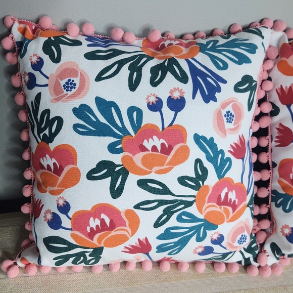 Target Bullseye Pillow Set 14 X 14 EUC - Picture 4 of 6